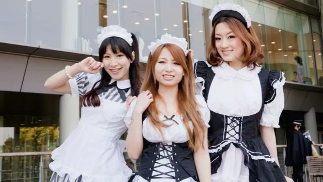 Vestimenta de las maids en Japón. El uniforme, por lo general, consta de un vestido corto con muchos volantes, enaguas, encajes y lazos, delantal, cofia y guantes, además de traer medias hasta las rodillas.