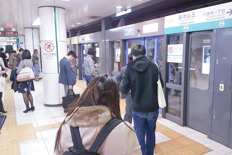 People waiting the subway in Tokyo