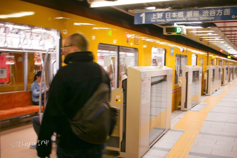 Subiendo al metro de Tokio