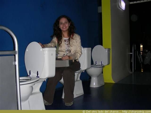 El Museo del cine con sillas de toilet
