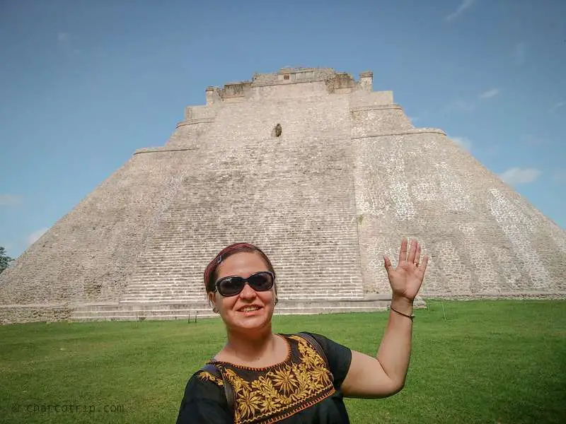 Pirámide del adivino en Uxmal y yo