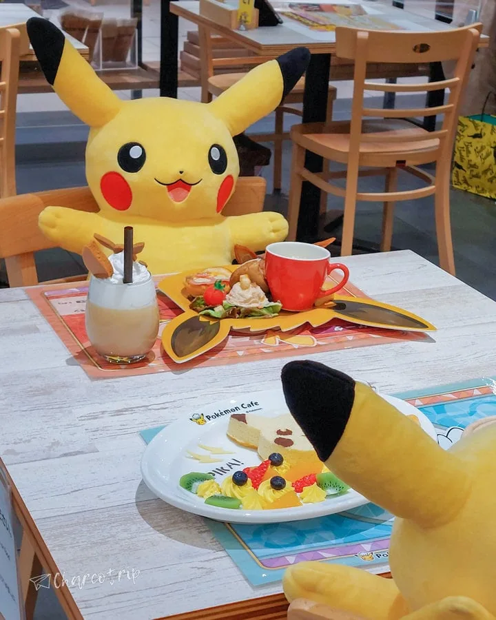 Pikachu con platillos de muestra