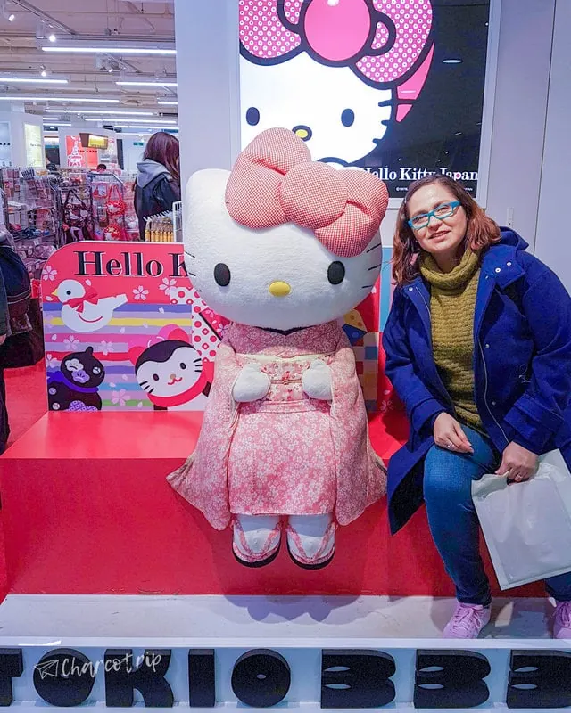 Tiendas de souvenir con Hello Kitty te esperan en el Foot Town