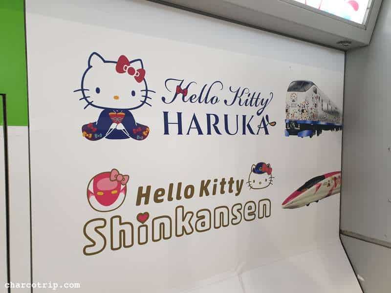 Letrero Tren Haruka y Shinkansen con Hello Kitty